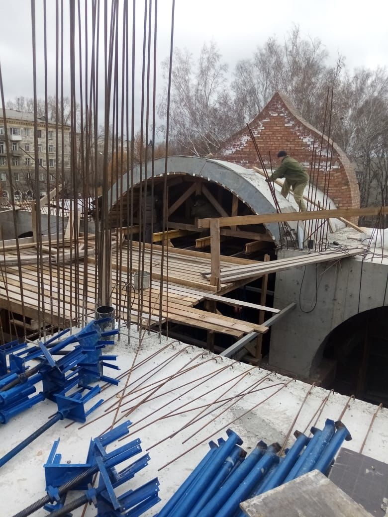  Строительство храма Макария Алтайского вышло на последний этап работ по заливке сводов.